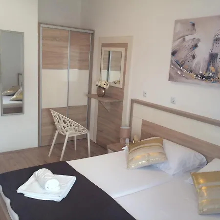 Apartmani Emilio Novalja Exterior photo