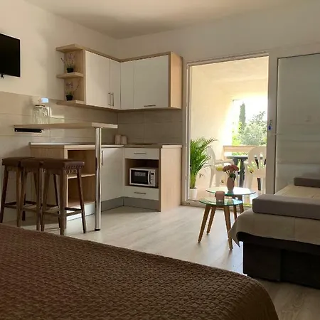 Apartmani Emilio Novalja Exterior photo
